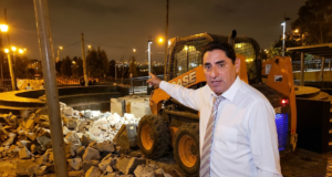 Carlos Álvarez levanta a voz pelos comediantes da Alameda Chabuca Granda após a destruição do anfiteatro