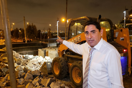 Carlos Álvarez levanta a voz pelos comediantes da Alameda Chabuca Granda após a destruição do anfiteatro
