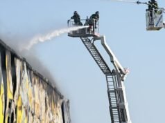 Um incêndio num armazém em Villaverde (Madrid) provocou muita fumaça e vazamento do tanque de combustível.