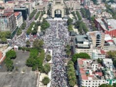Sheinbaum mostra músculos: 130 mil pessoas assistem ao seu discurso no Monumento à Revolução