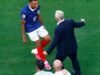 O grande gol de Kylian Mbappé que abriu o placar da França contra a Suécia: a comemoração emocionante com Deschamps