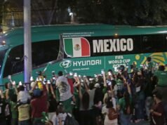 Esta é a chegada da seleção mexicana a Guadalajara: uma comemoração da torcida antes da partida contra a Coreia do Sul
