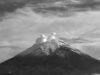 Popocatépetl fica chocado com a tempestade elétrica: ele entende a expulsão do material em chamas