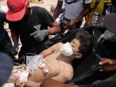 Pai e filho foram resgatados depois de passarem quatro dias presos sob os escombros em La Guaira
