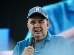 Rafael López Aliaga se reveza: pede publicamente para votar em Keiko Fujimori no segundo turno e lhe dá seu representante
