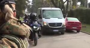 A morte de Indio Solari: um incidente entre a polícia e um grupo de torcedores na Plaza de Mayo