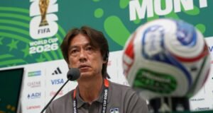 ‘Jogamos nosso pior jogo’: técnico da Coreia do Sul fica de mau humor após derrota para a África do Sul