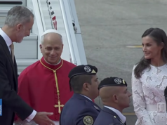Rainha Letizia brilha em sua ‘vantagem branca’ ao receber o Papa Leão XIV na Espanha: escolhe vestido de renda branca sem mantilha