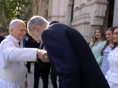 Rainha Letizia mantém a ‘vantagem branca’ em seu segundo encontro com Leão XIV: dois lindos vestidos com saia midi