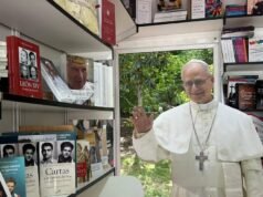 A visita do Papa provocou a venda de livros religiosos na Feira do Livro: “A encíclica está esgotada há horas”