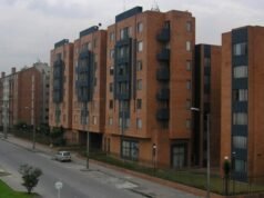 Reanimando minha casa agora e os primeiros socorros gratuitos, as condições da casa que se fortalecem entre De la Espriella e Cepeda e causam críticas.