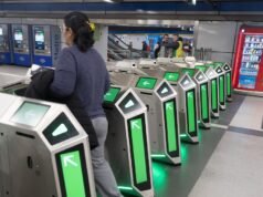 Passageiros do Metrô de Madri agora podem pagar com cartão ou celular na catraca sem comprar passagem em nenhuma estação