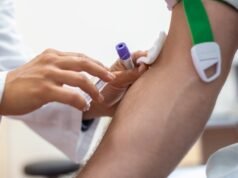 Exames de sangue podem detectar sintomas de Alzheimer anos antes do aparecimento da doença