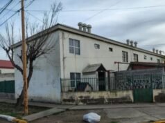 Trancados, famintos e espancados: mãe e amiga presas por abuso infantil em Santa Cruz