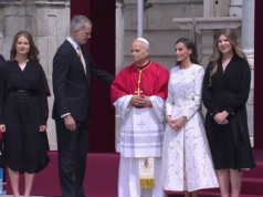 O vestido preto com que a Infanta Sofia desempenha o seu segundo papel na visita do Papa Leão XIV: ela não o deixou e combina com a irmã