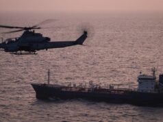 Os Estados Unidos abateram um petroleiro no Golfo de Omã que tentava chegar ao Irão apesar do bloqueio marítimo.