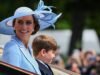 Kate Middleton vence novamente o Trooping The Color 2026 com um de seus headpieces: aposte no azul celeste com brincos em formato de flor.