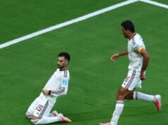 Álex Baena estreia na Copa do Mundo com assistência de Muslera e acerta a tabela para os donos da casa