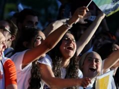 O Papa Leão XIV aconselha aos milhares de jovens na vigília da Praça de Lima: “Devemos procurar a verdade porque muitas vozes na rede nos enganam”