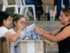 O estudo identifica uma tabela com 100% de votos para candidatos em áreas com alto índice de violência e presença de armas.