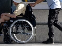 Dupla jornada de trabalho para cuidadores: quase 20% dos trabalhadores com famílias dependentes trabalham 40 horas extras por semana sem remuneração