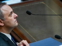 Manuel Adorni em seu momento mais difícil: fogo amigo, pressão dos colegas e apoio de Milei