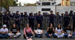 Deputado chavista brinca com El Helicoide e lembra às vítimas que é um centro de tortura