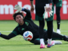 Guillermo Ochoa quase se machucou contra o El Tri e avisou antes do jogo contra a República Tcheca