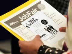 O mercado de trabalho está forte, mas muitos americanos ainda estão frustrados com a espera e o aumento do custo de vida.