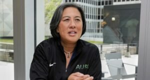 O ex-executivo dos Dodgers, Kim Ng, está levando o jogo de softball para o próximo nível