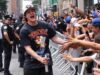 Tyler Kolek, dos Knicks, foi parado pela polícia durante o desfile do campeonato
