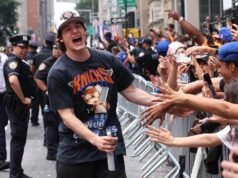 Tyler Kolek, dos Knicks, foi parado pela polícia durante o desfile do campeonato