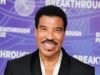 ‘Dizzy’ Lionel Richie, 77, encerra abruptamente o primeiro show da nova turnê