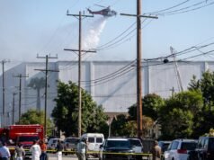 Em um abrigo em Boyle Heights, removido de um incêndio em um armazém