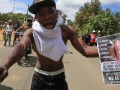 Centenas de jovens protestam em frente ao centro de tratamento de Ebola no Quênia para cidadãos dos EUA
