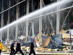 Carne podre e fedor no local de um incêndio em um armazém em Boyle Heights