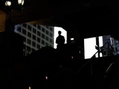 Um homem armado atirou em duas pessoas perto de um bar no sul de Los Angeles