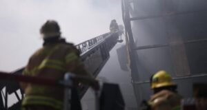 Um incêndio em um armazém em Boyle Heights está quase extinto, disseram bombeiros