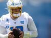 Justin Herbert está começando do zero com o novo visual do ataque dos Chargers