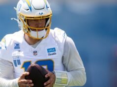 Justin Herbert está começando do zero com o novo visual do ataque dos Chargers