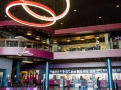A família Ellison está vendendo uma rede de cinemas para a companhia europeia Kinepolis