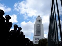 Comissários de polícia lutam para manter a supervisão civil em meio ao desafio do LAPD