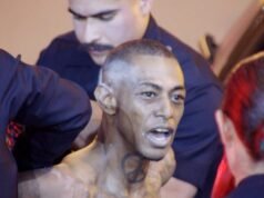 Homem é preso após supostamente jogar concreto no LAPD de um arranha-céu no centro de Los Angeles