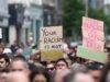 Milhares se reúnem em Belfast para condenar o racismo e os motins anti-imigrantes