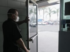 Incêndio em armazém perturba vida e negócios em Los Angeles