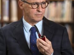 David Sedaris em seu novo ensaio, ‘The Land and its People’