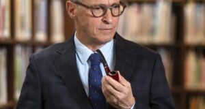 David Sedaris em seu novo ensaio, ‘The Land and its People’