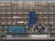 Trabalhadores estrangeiros dizem que recebem menos de 2 dólares por hora para construir um novo consulado dos EUA em Milão
