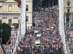 Dezenas de milhares de pessoas marcharam na primeira Parada do Orgulho de Budapeste desde que Orbán foi deposto