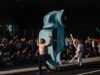 Bonecos, artistas e políticos encheram as ruas para a primeira Art Walk do LACMA